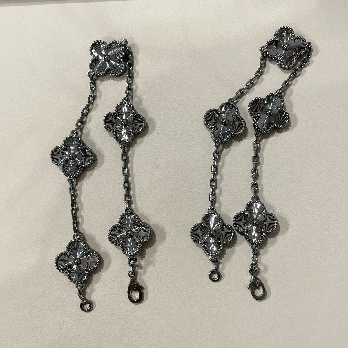 [⭐Clover Jewelry]CLOVER 5 MOTIF BLACK BRACELET