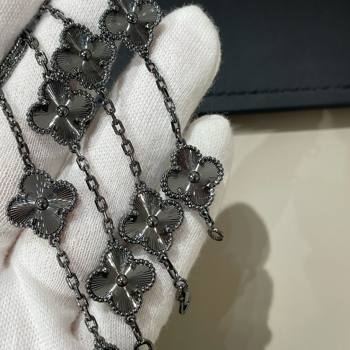 [⭐Clover Jewelry]CLOVER 5 MOTIF BLACK BRACELET