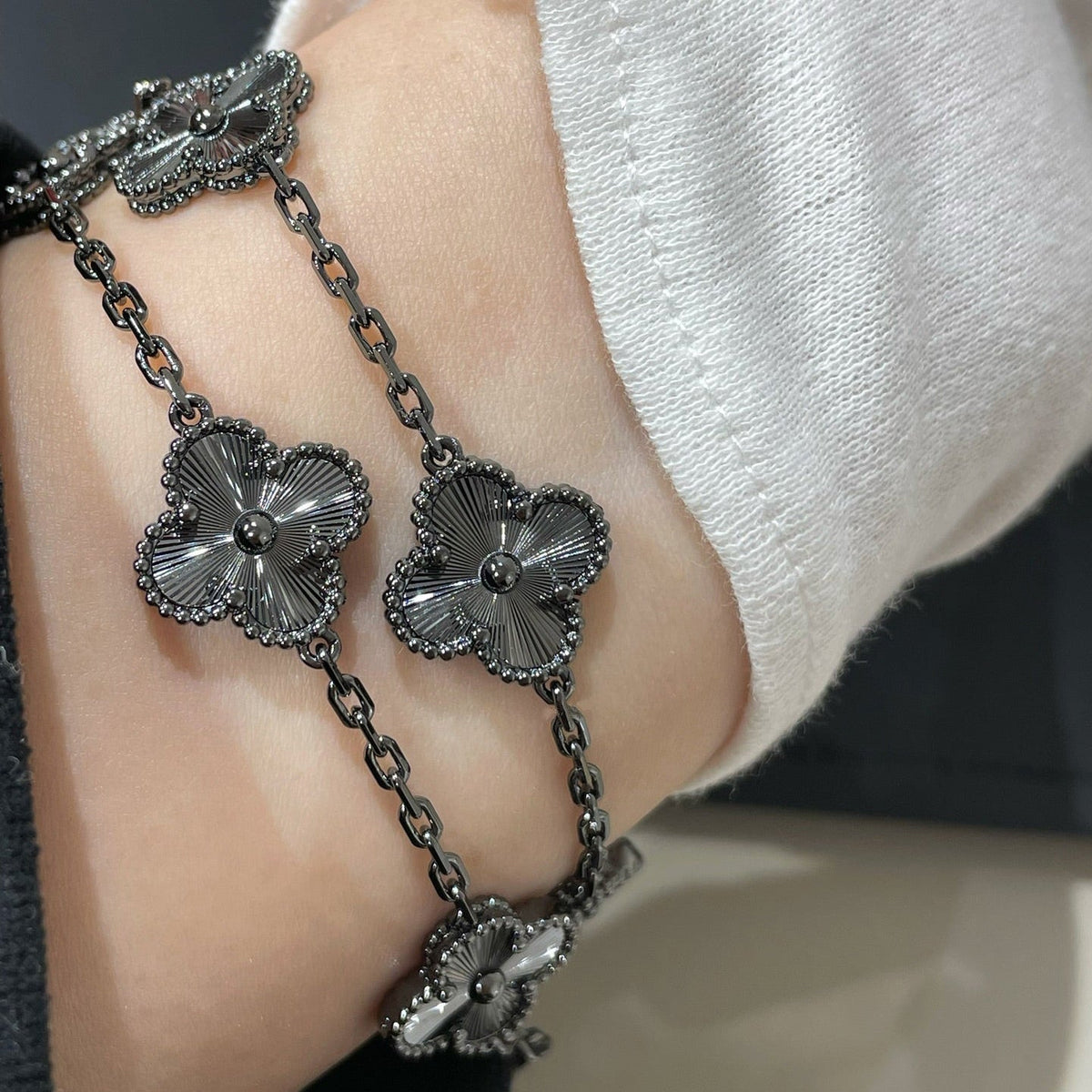 [⭐Clover Jewelry]CLOVER 5 MOTIF BLACK BRACELET