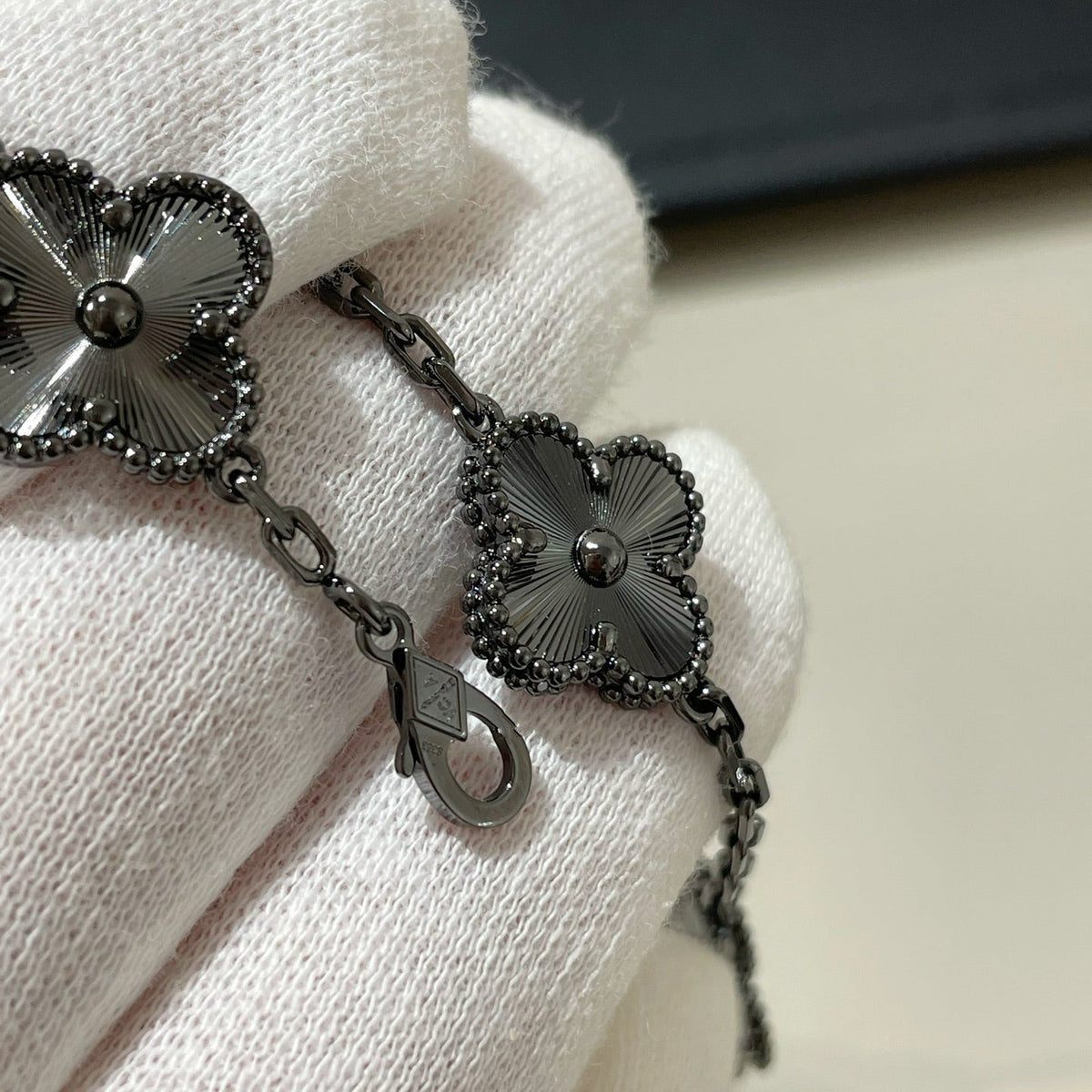 [⭐Clover Jewelry]CLOVER 5 MOTIF BLACK BRACELET