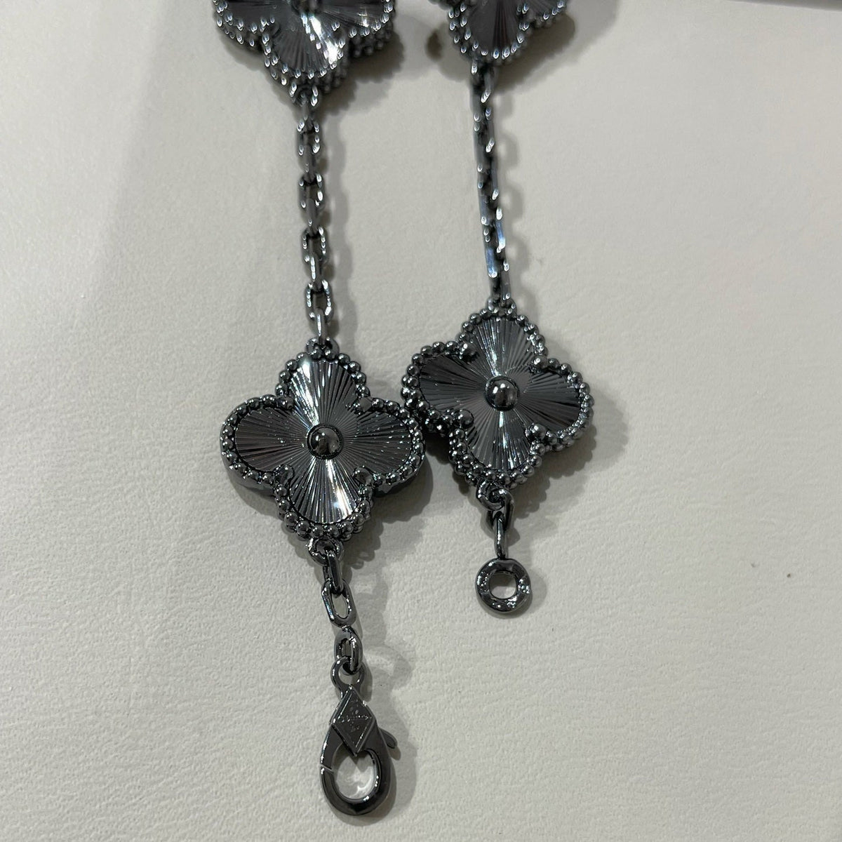 [⭐Clover Jewelry]CLOVER 5 MOTIF BLACK BRACELET