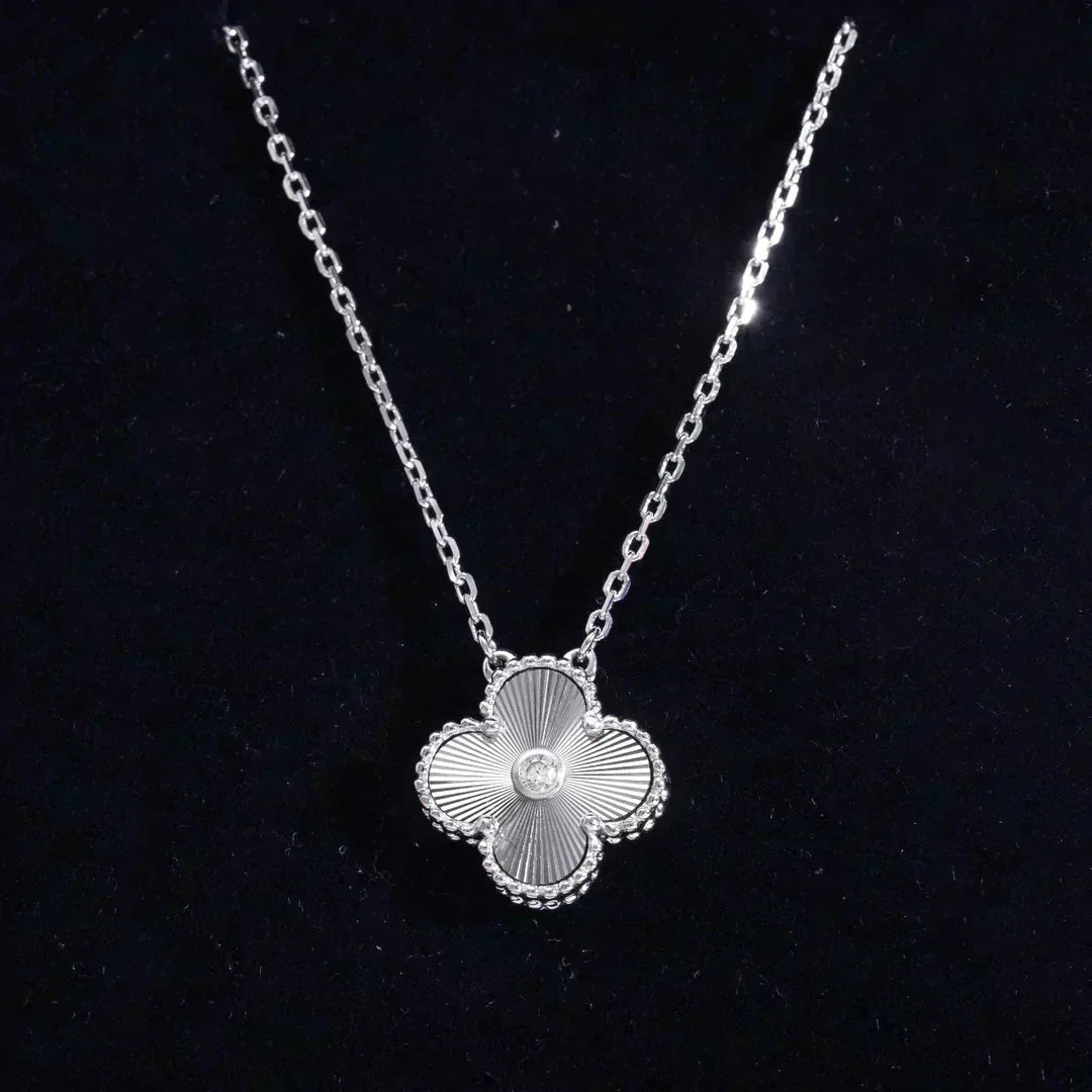 [⭐Clover Jewelry]CLOVER  15MM DIAMOND LASER NECKLACE SILVER