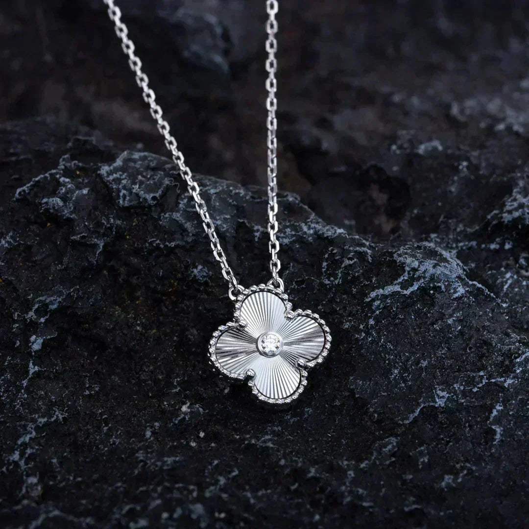 [⭐Clover Jewelry]CLOVER  15MM DIAMOND LASER NECKLACE SILVER
