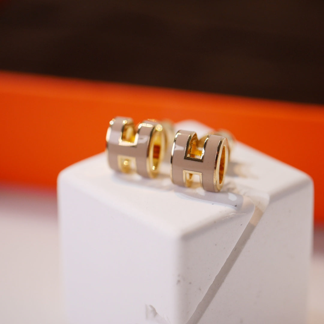 [⭐Clover Jewelry]MINI POP H GOLD EARRINGS GREY