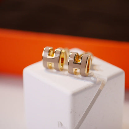 [⭐Clover Jewelry]MINI POP H GOLD EARRINGS GREY