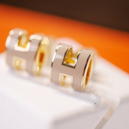 [⭐Clover Jewelry]MINI POP H GOLD EARRINGS GREY