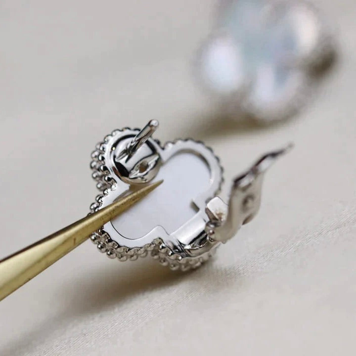 [⭐Clover Jewelry]CLOVER MEDIUM 1 MOTIFS  WHITE MOP EARRINGS SILVER