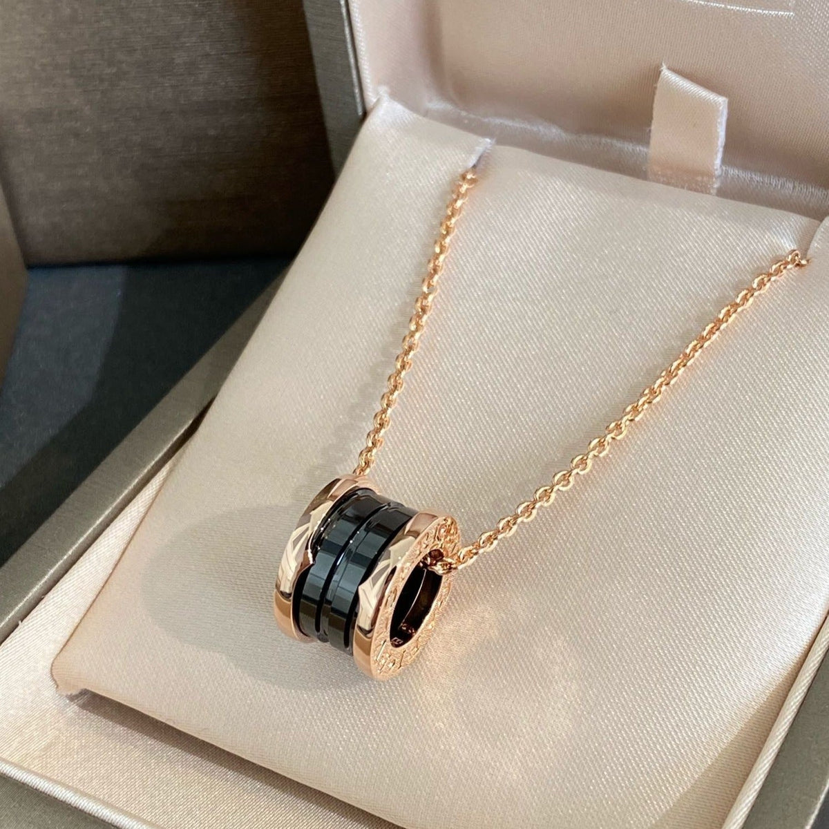[⭐Clover Jewelry]ZERO 1 BLACK CERAMIC PINK GOLD NECKLACE