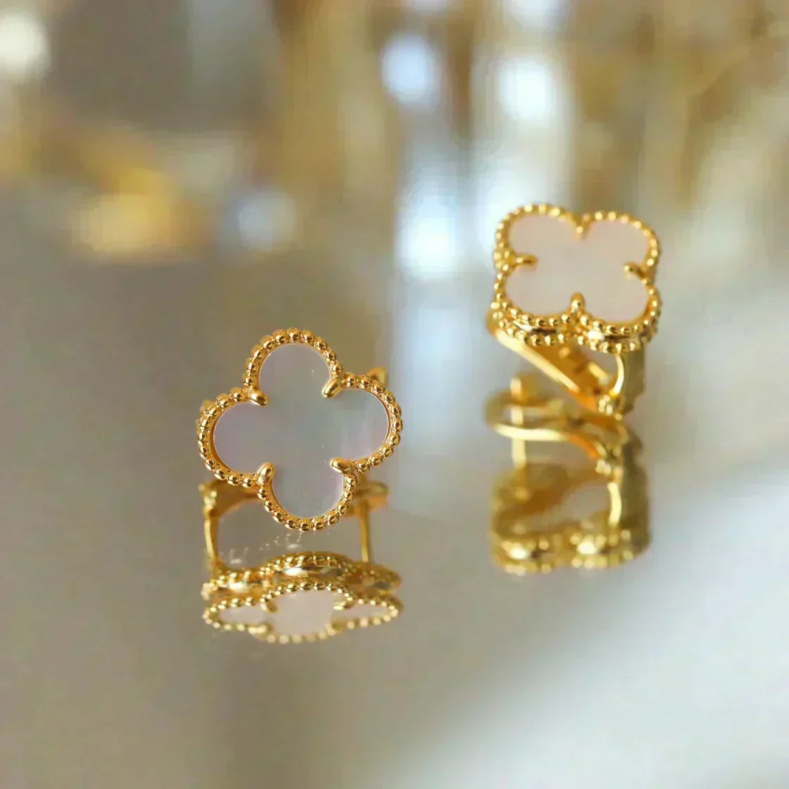 [⭐Clover Jewelry]CLOVER MEDIUM 1 MOTIFS  WHITE MOP STUD EARRINGS