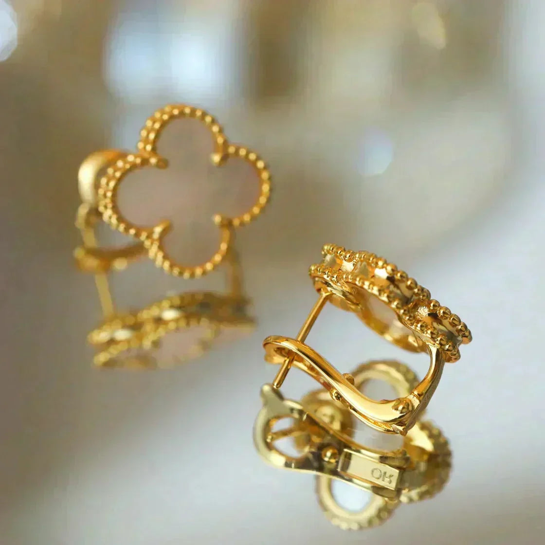 [⭐Clover Jewelry]CLOVER MEDIUM 1 MOTIFS  WHITE MOP STUD EARRINGS