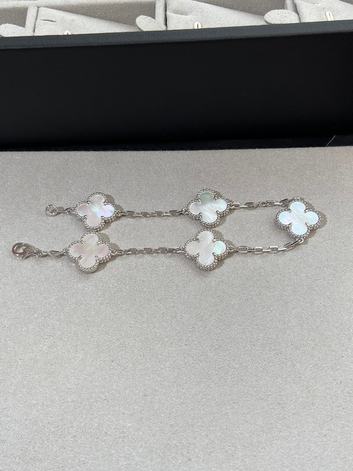 [⭐Clover Jewelry]CLOVER WHITE PEARL MOP 5 MOTIF BRACELET COLLECTION