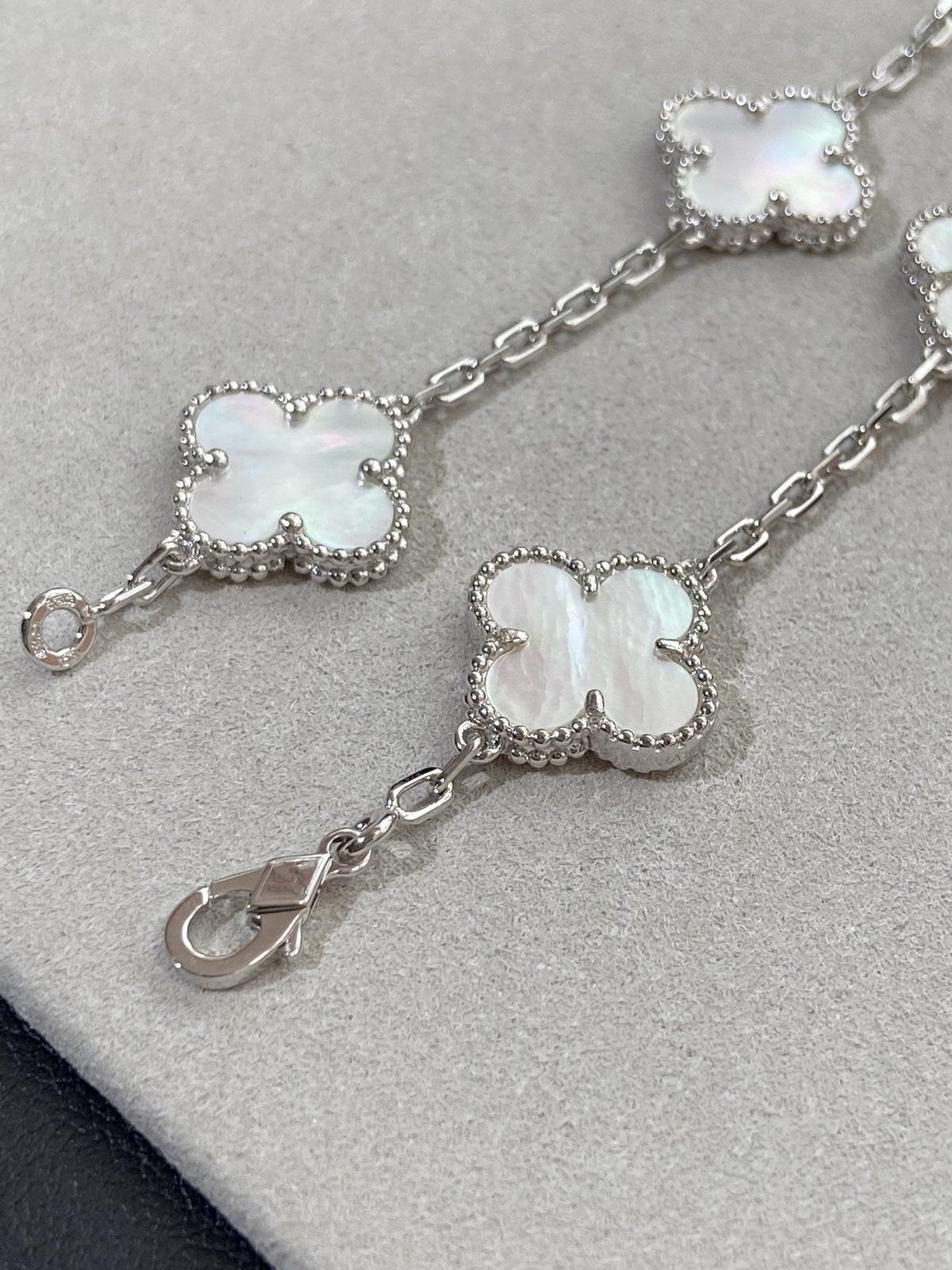 [⭐Clover Jewelry]CLOVER WHITE PEARL MOP 5 MOTIF BRACELET COLLECTION