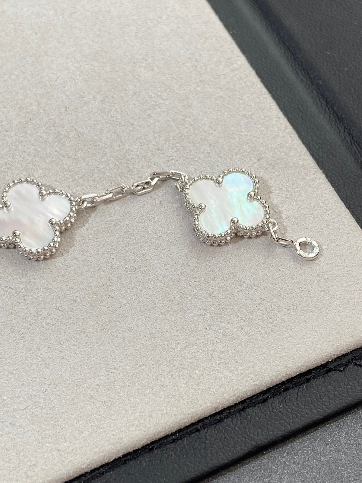 [⭐Clover Jewelry]CLOVER WHITE PEARL MOP 5 MOTIF BRACELET COLLECTION