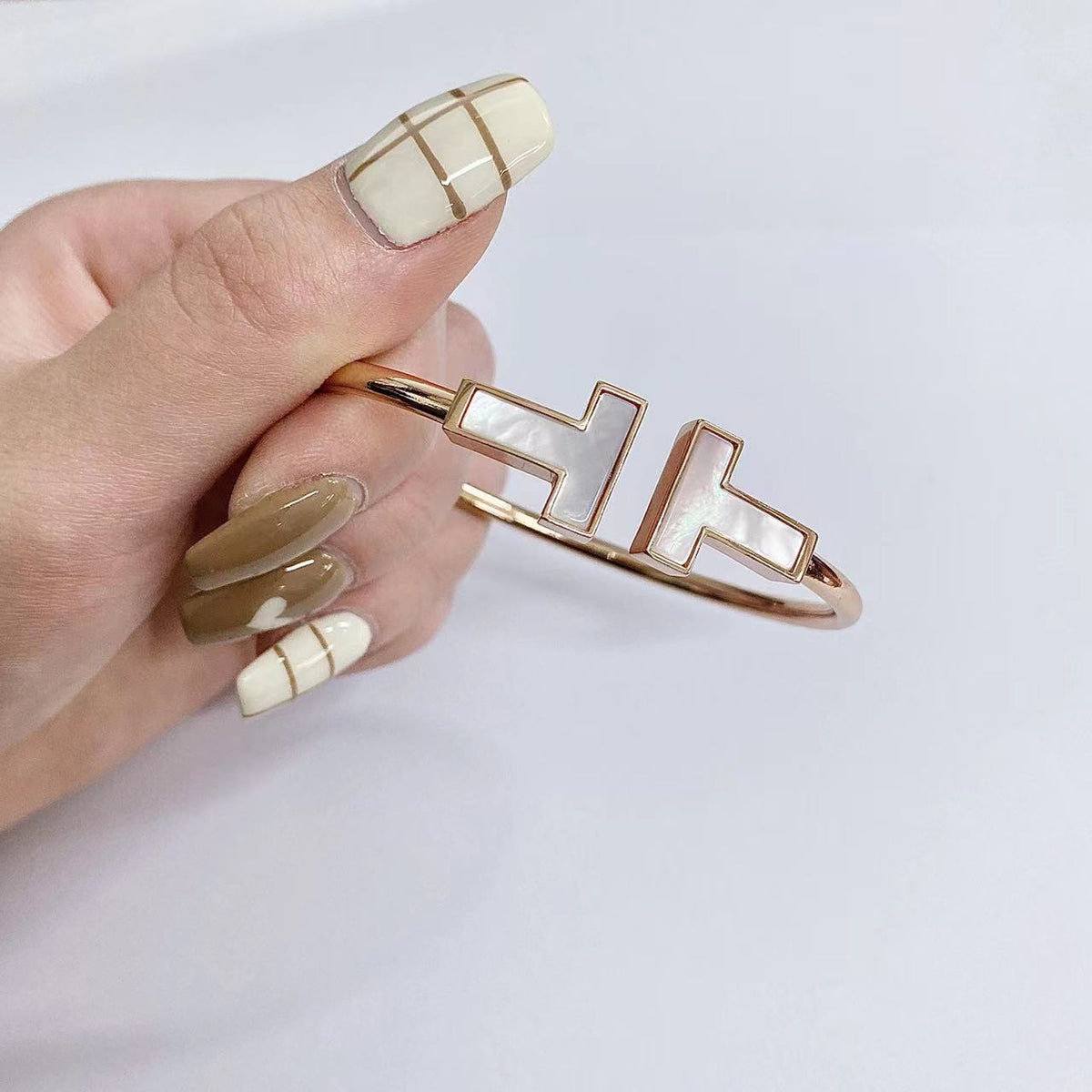 [Clover Jewelry]T WIDE MOP OPEN BRACELET