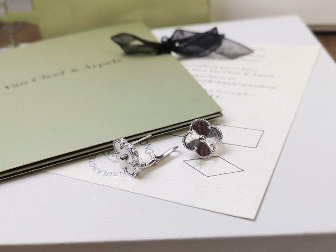 [⭐Clover Jewelry]CLOVER MEDIUM STUD EARRINGS