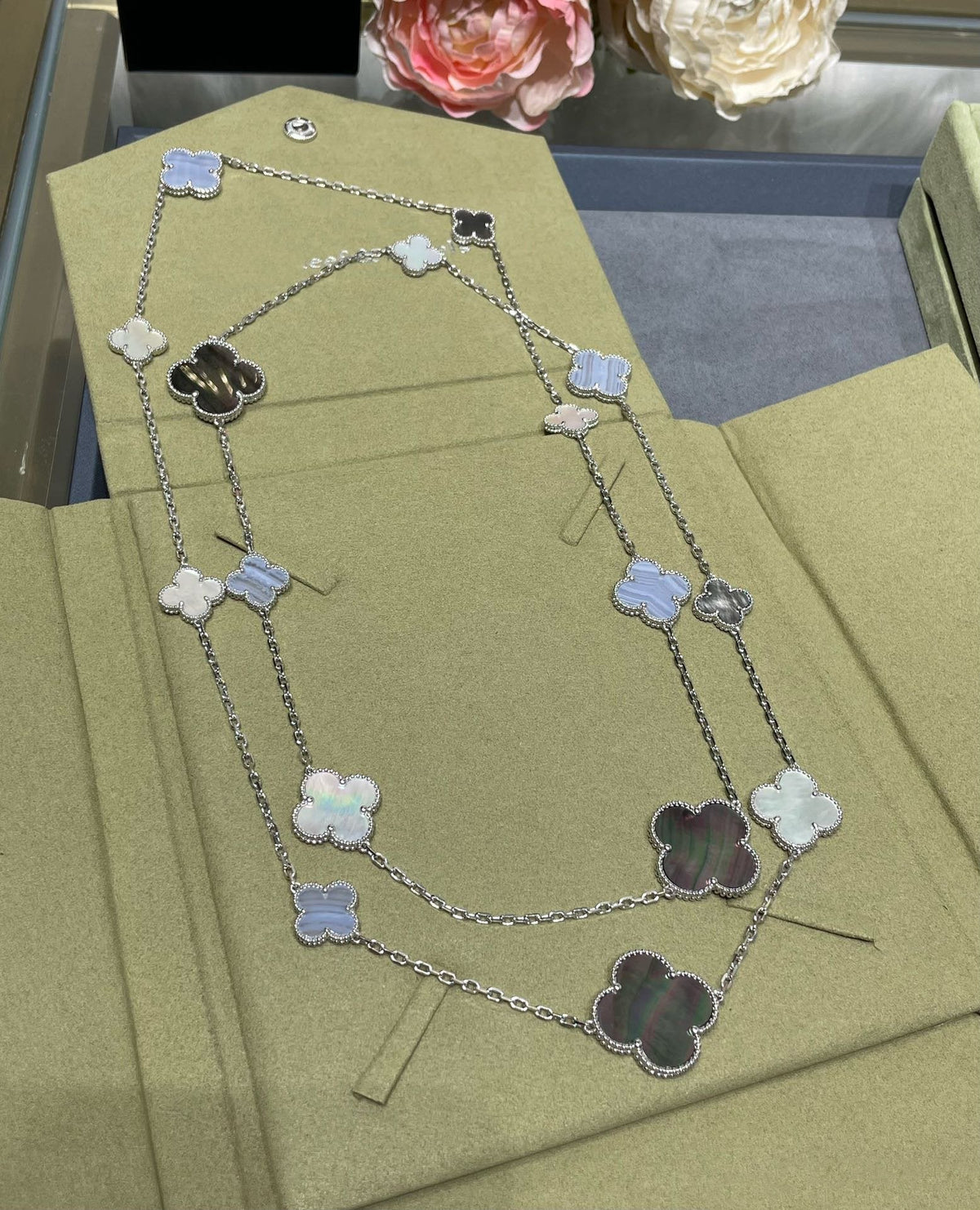 [⭐Clover Jewelry]CLOVER 16 MOTIF CHALCEDONY MOP SILVER NECKLACE