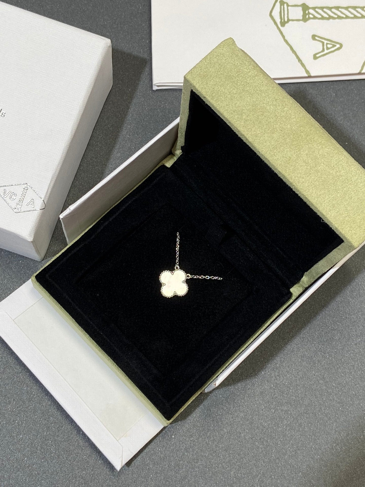 [⭐Clover Jewelry]CLOVER MEDIUM SILVER WHITE MOP NECKLACE