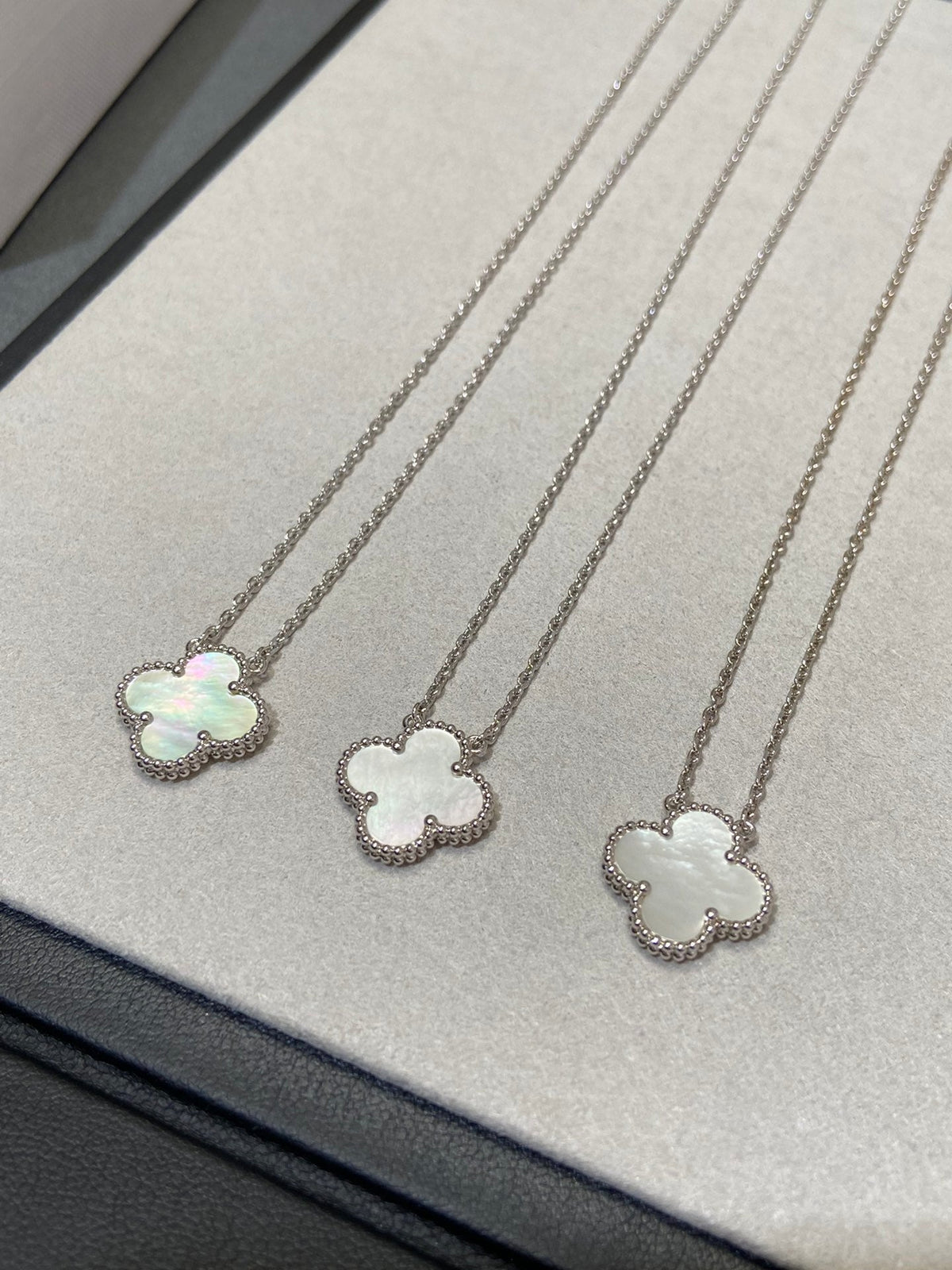 [⭐Clover Jewelry]CLOVER MEDIUM SILVER WHITE MOP NECKLACE