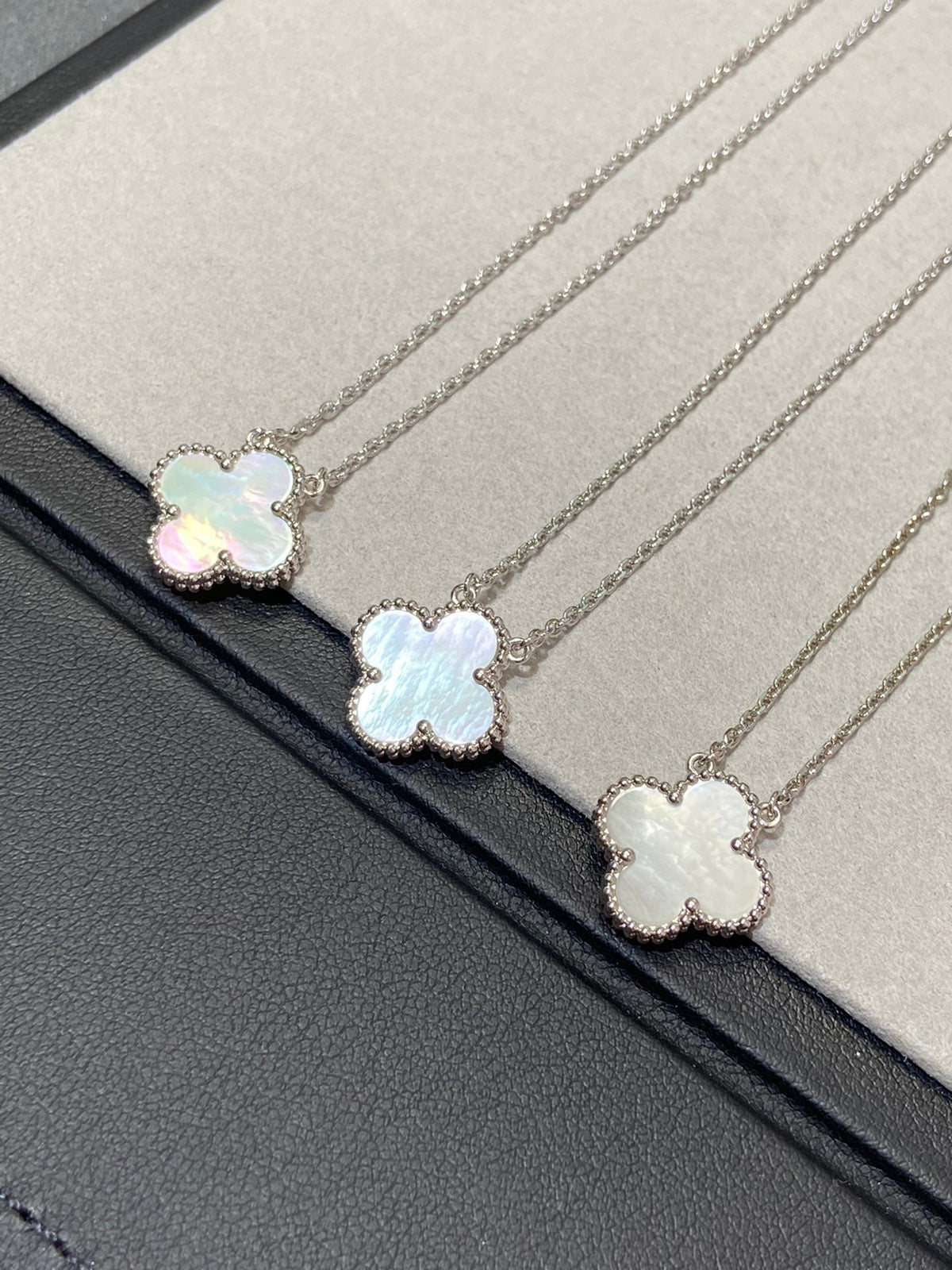 [⭐Clover Jewelry]CLOVER MEDIUM SILVER WHITE MOP NECKLACE