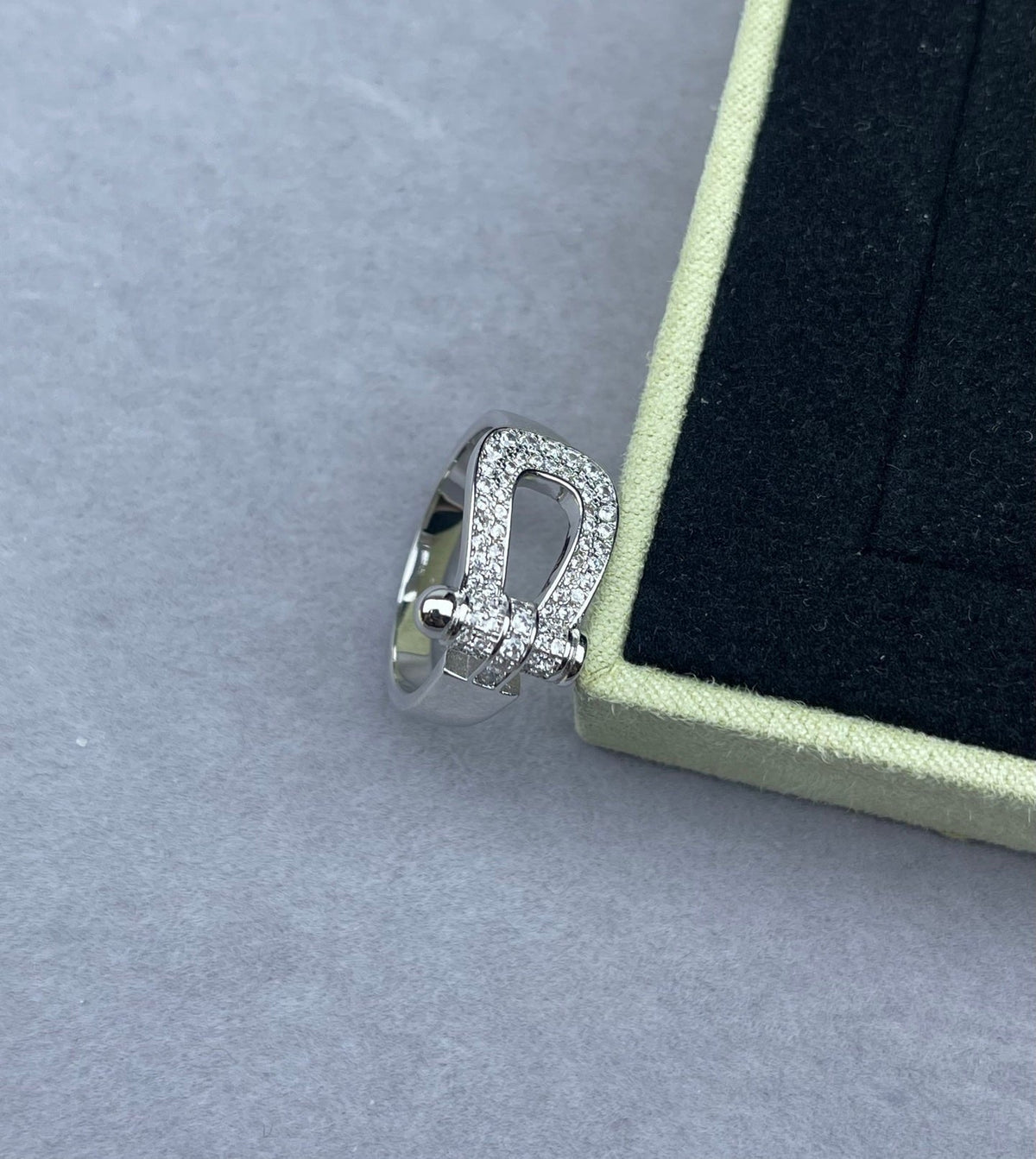 [⭐Clover Jewelry]Wide Hoof-Shaped Diamond-Studded Ring
