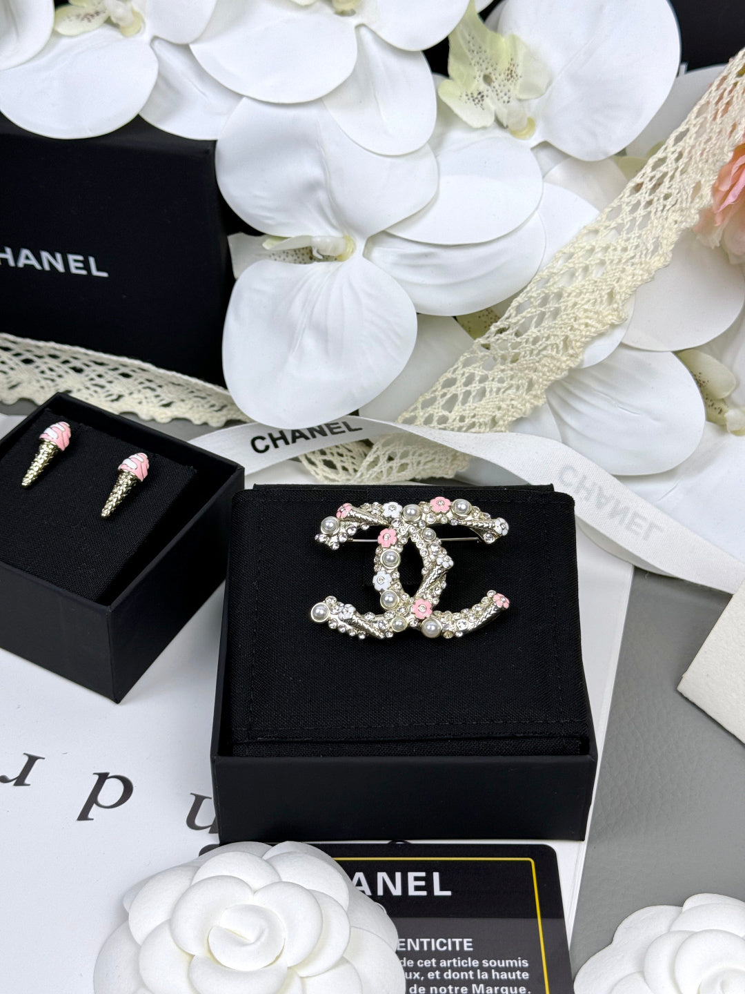 [⭐Clover Jewelry]26C Pink-White Enamel Ice Cream Cone Double C Brooch