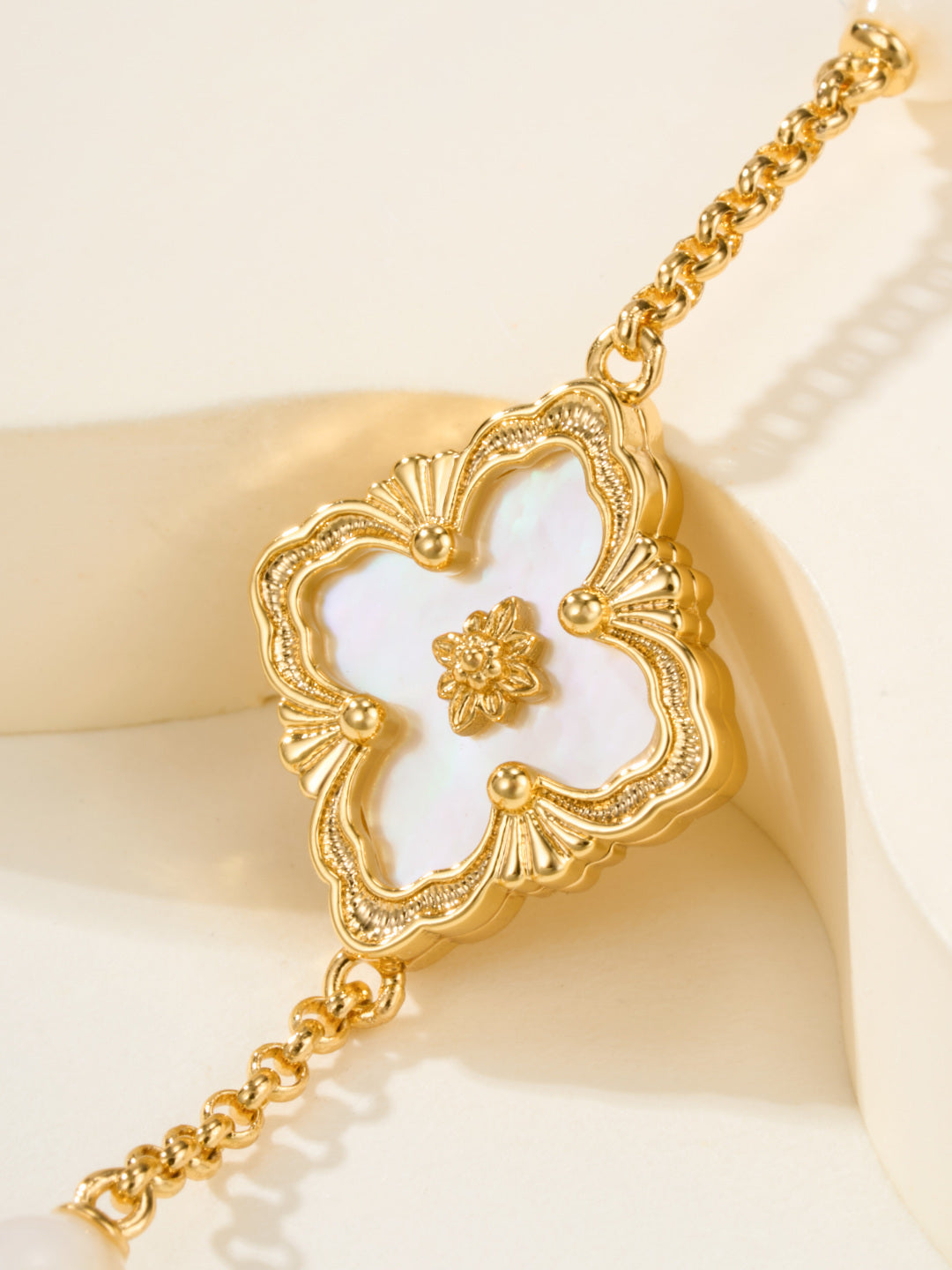 [⭐Clover Jewelry]B.C.L ENAMELED Three-Flower Bracelet（Trumpet)