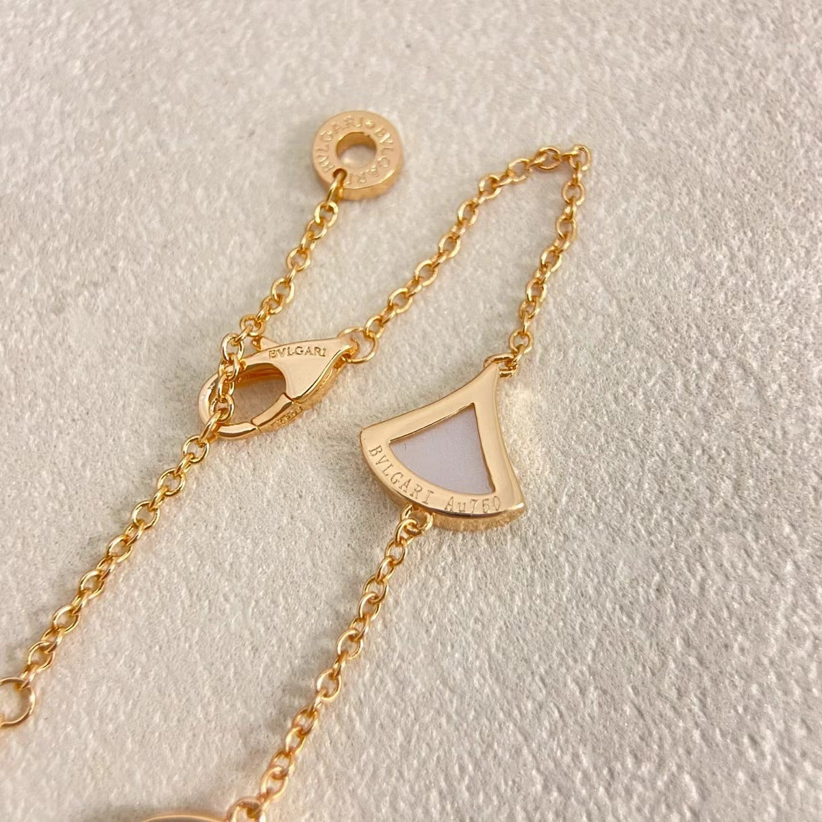 [⭐Clover Jewelry]NEW ARRIVAL: TEN-FLOWER DRESS AND GOLD NECKLACE