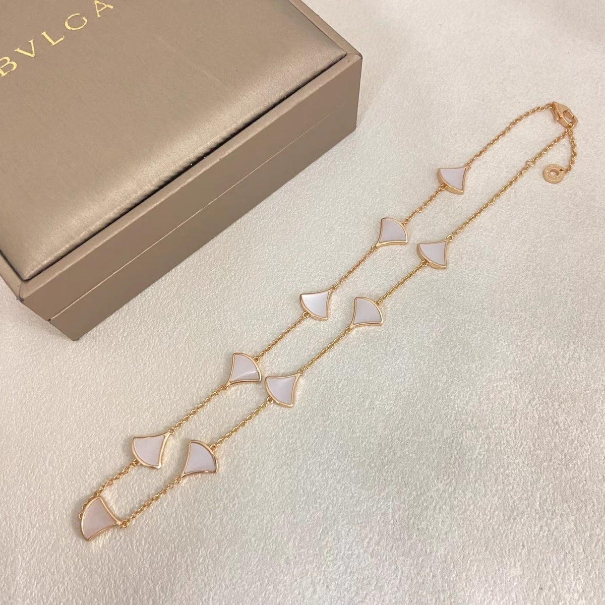 [⭐Clover Jewelry]NEW ARRIVAL: TEN-FLOWER DRESS AND GOLD NECKLACE
