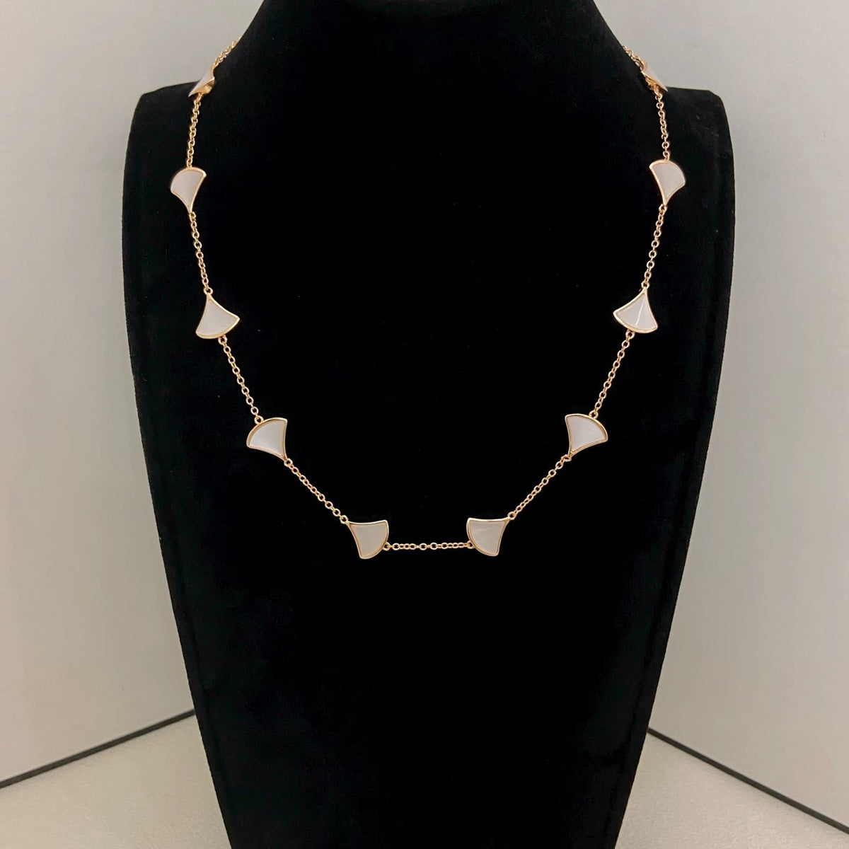 [⭐Clover Jewelry]NEW ARRIVAL: TEN-FLOWER DRESS AND GOLD NECKLACE
