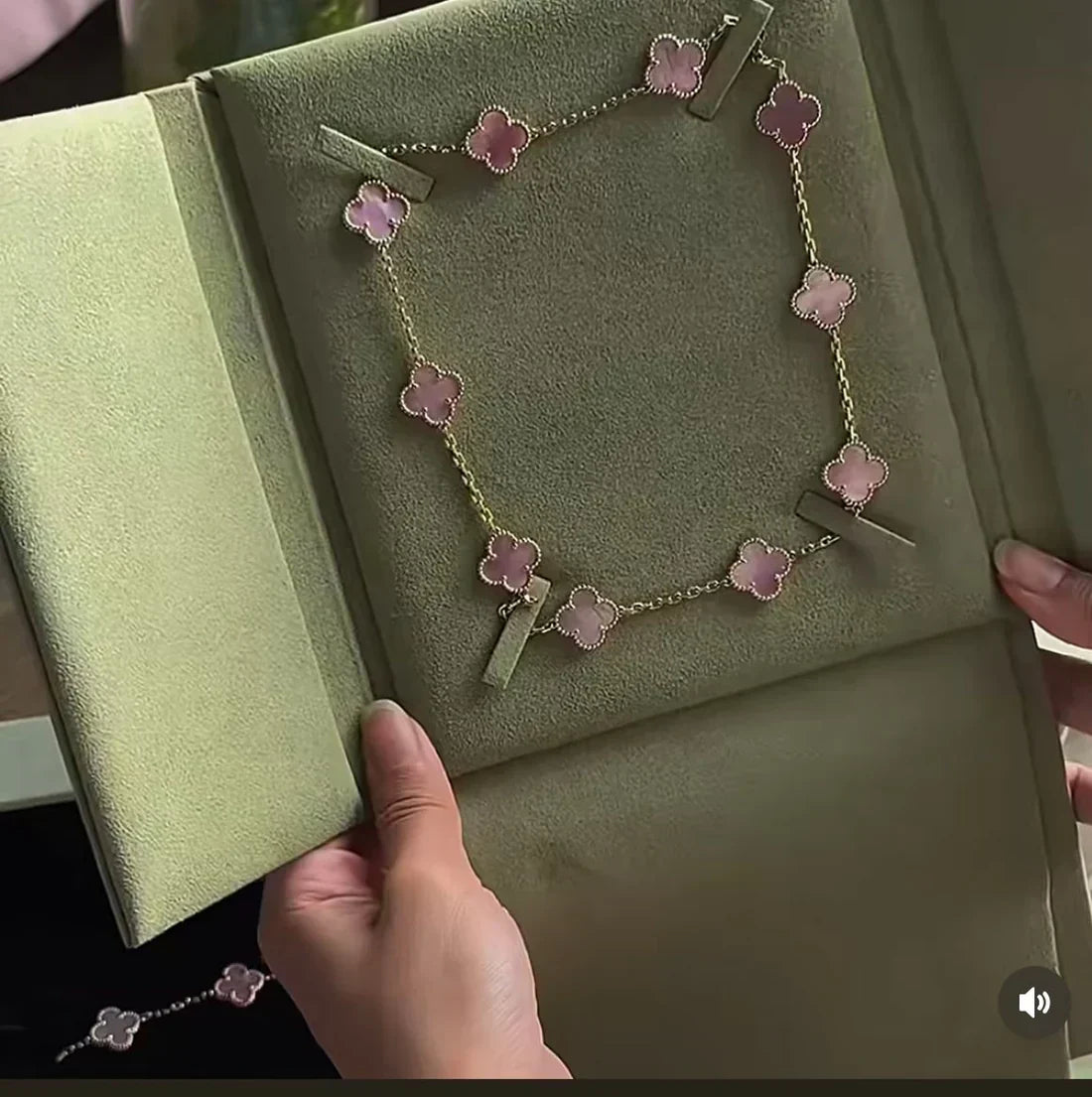 [⭐Clover Jewelry Jewellery] Pink Necklace with Ten Clover Designs