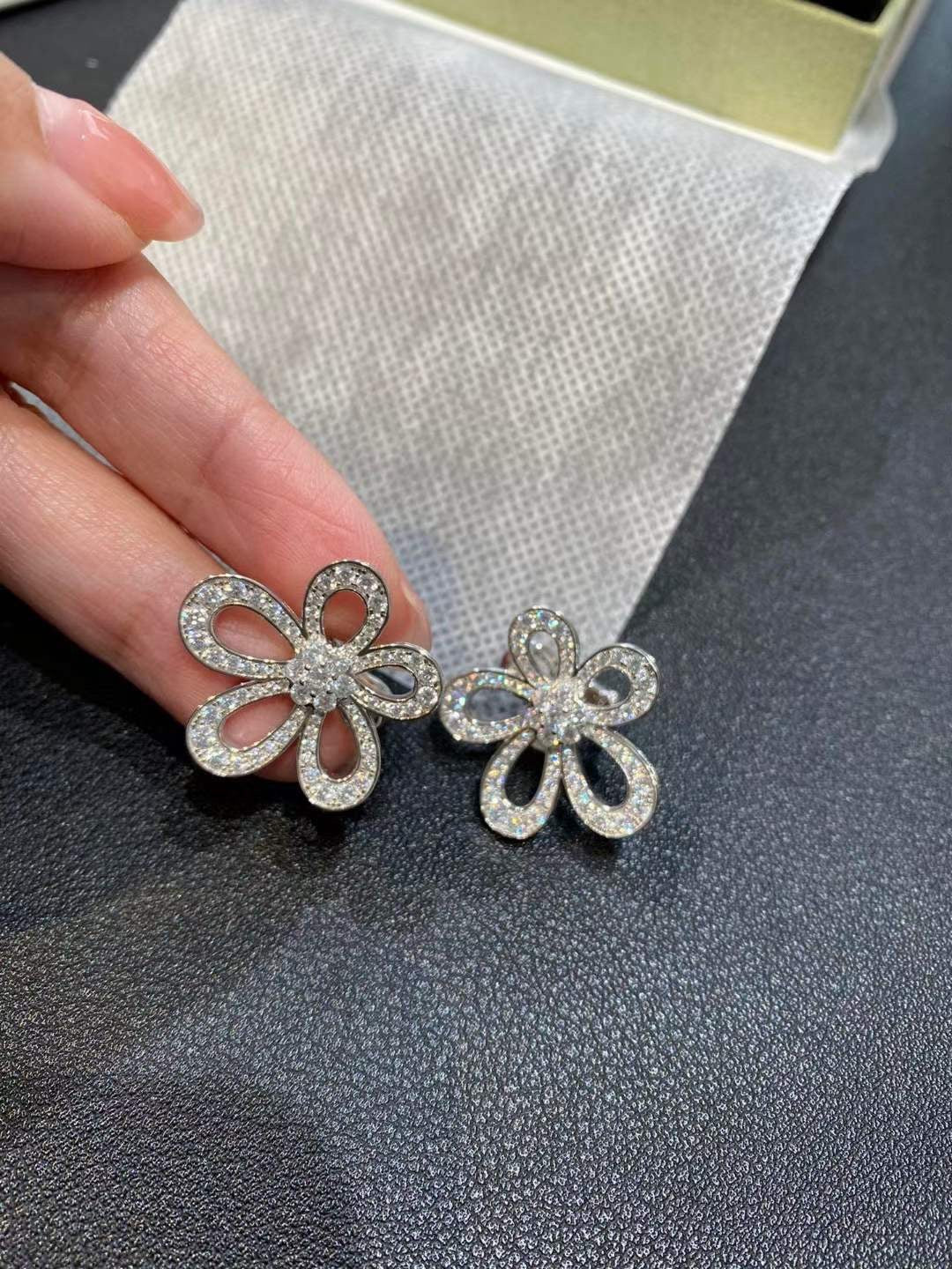 [⭐Clover Jewelry]FLOWERLACE EARRINGS FULL DIAMONDS