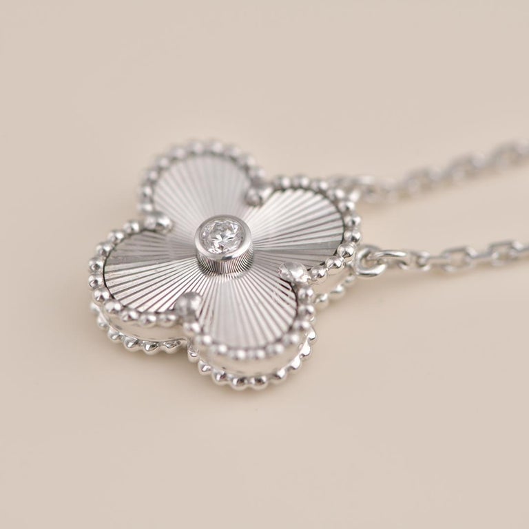 [⭐Clover Jewelry]CLOVER  15MM DIAMOND LASER NECKLACE SILVER