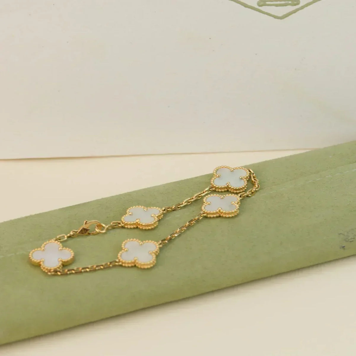 [⭐Clover Jewelry]CLOVER WHITE PEARL MOP 5 MOTIF BRACELET COLLECTION