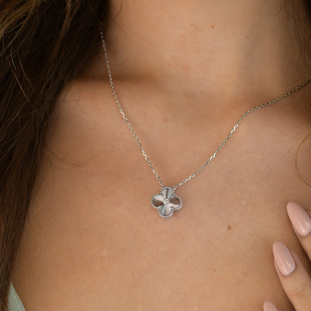 [⭐Clover Jewelry]CLOVER  15MM DIAMOND LASER NECKLACE SILVER