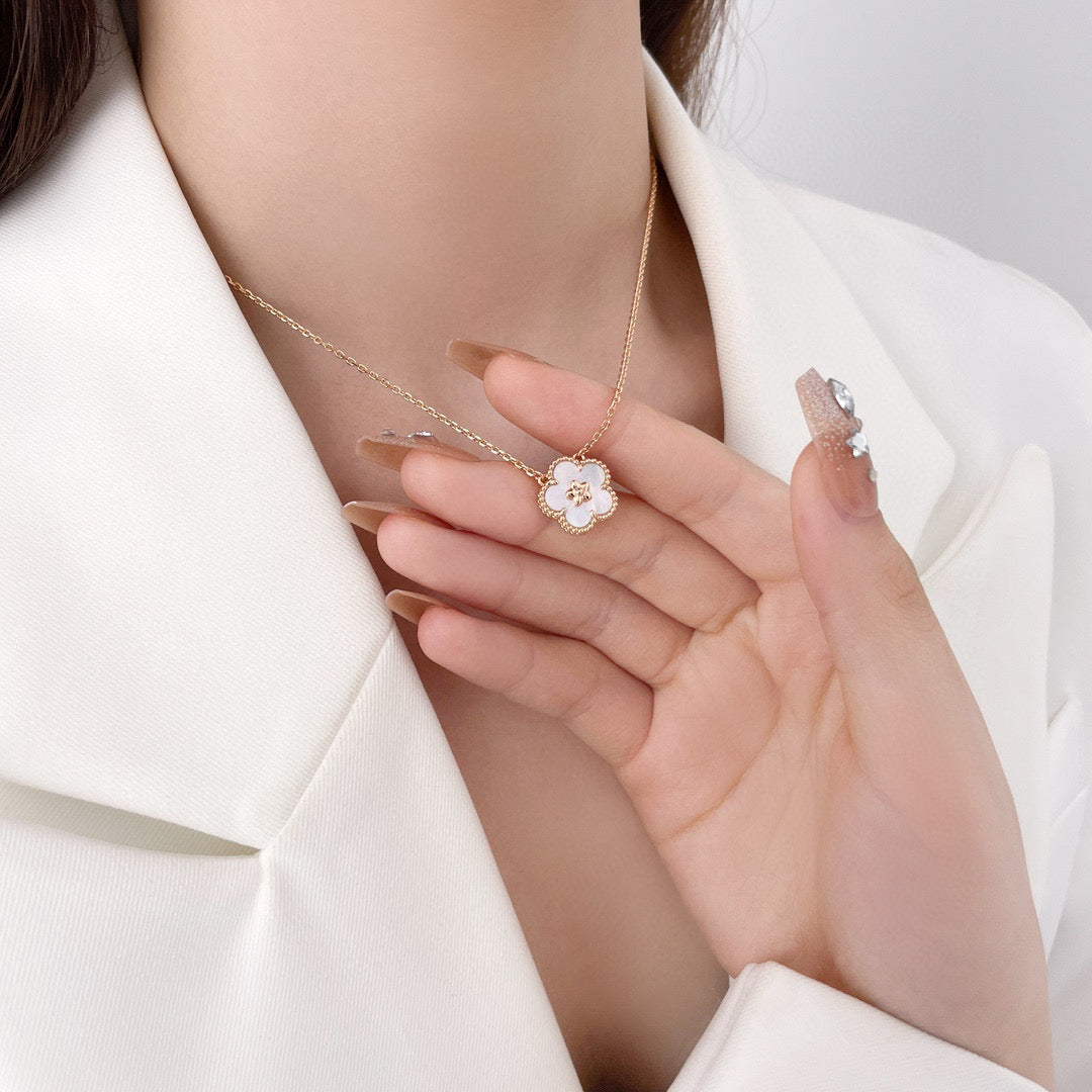 [⭐Clover Jewelry]LUCKY  WHITE MOP  PLUM BLOSSOM NECKLACE
