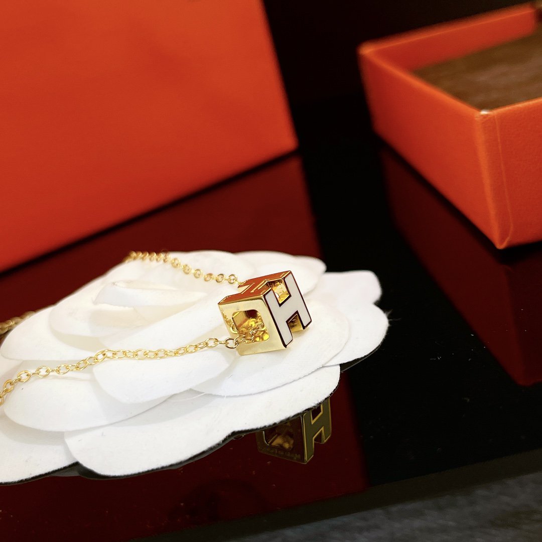 [⭐Clover Jewelry]H WHITE SQUARE GOLD NECKLACE