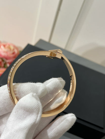 [Clover Jewelry]WIDE HINGED BANGLE PINK GOLD WITH BAGUETTE DIAMONDS