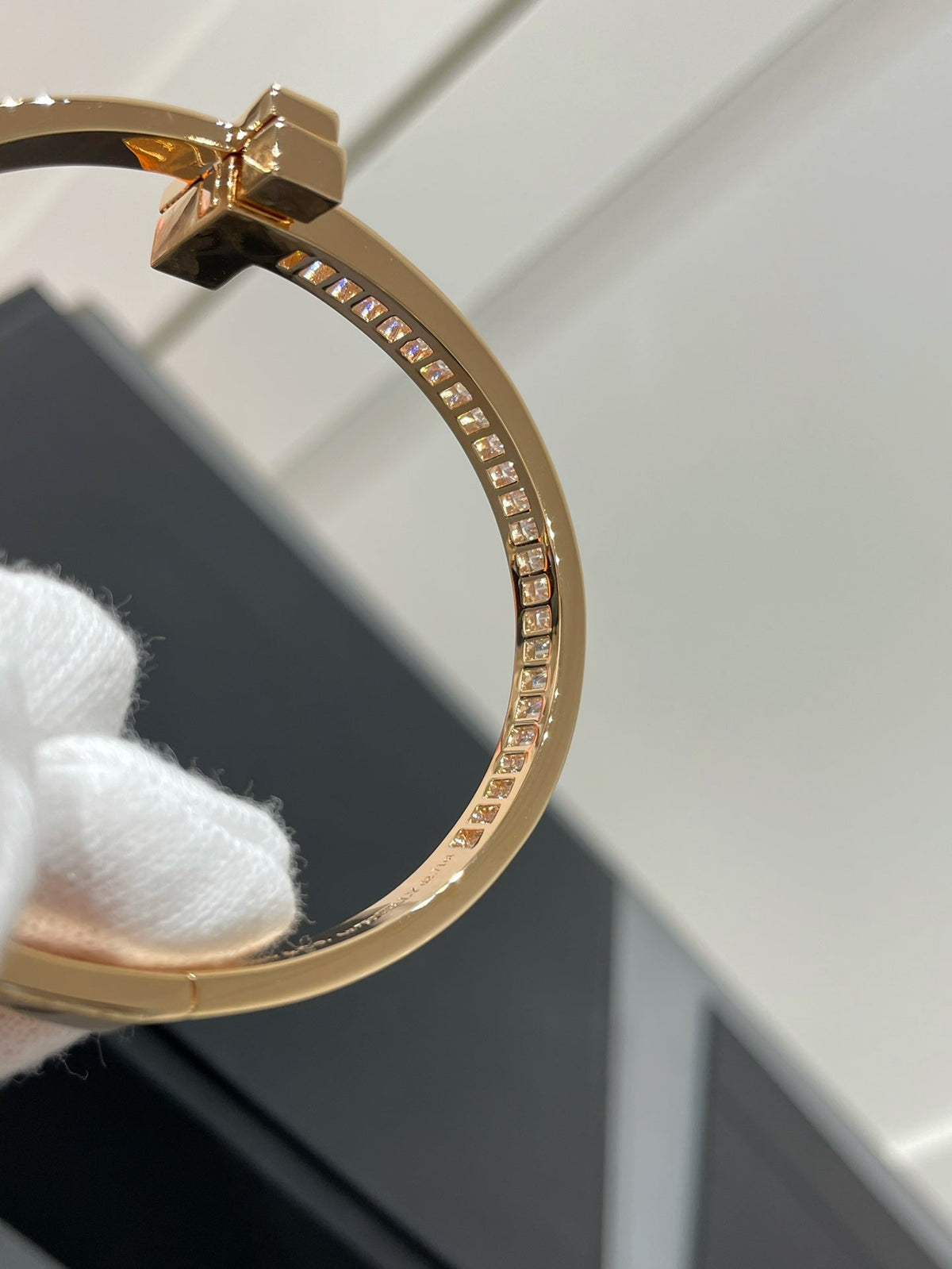 [Clover Jewelry]WIDE HINGED BANGLE PINK GOLD WITH BAGUETTE DIAMONDS