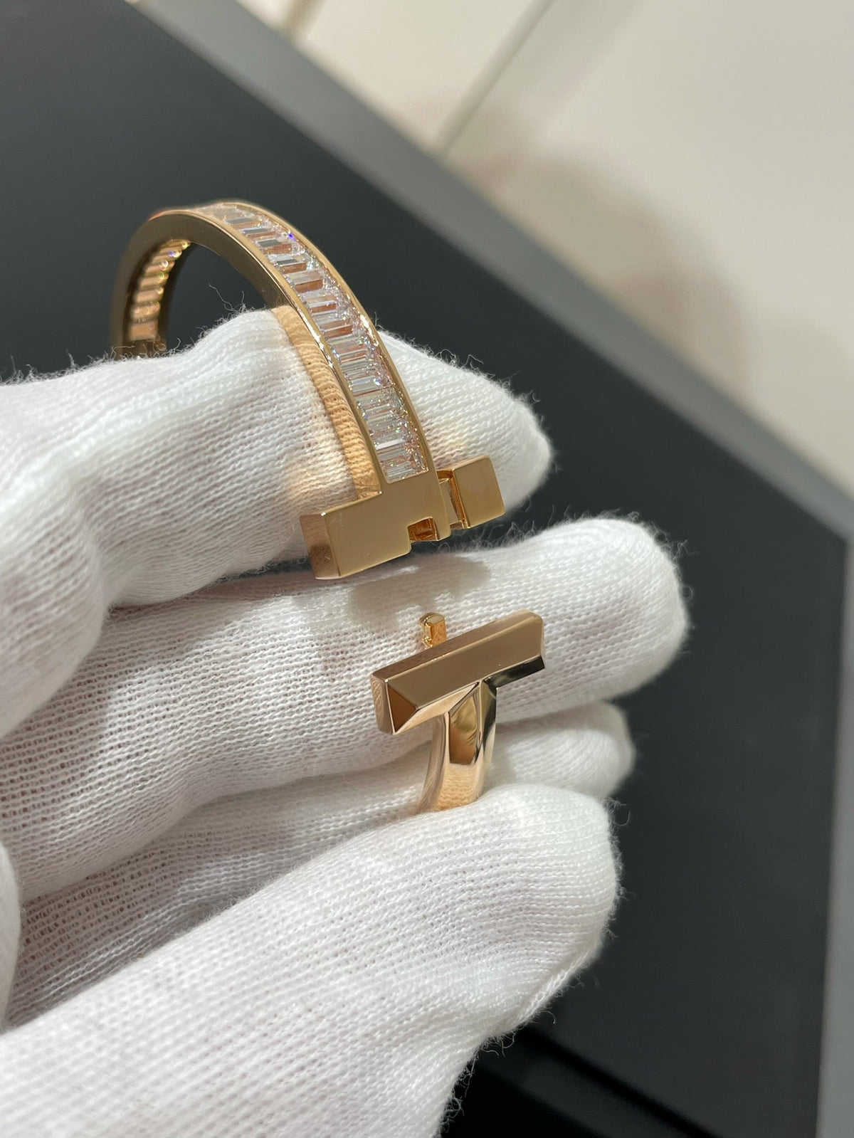 [Clover Jewelry]WIDE HINGED BANGLE PINK GOLD WITH BAGUETTE DIAMONDS