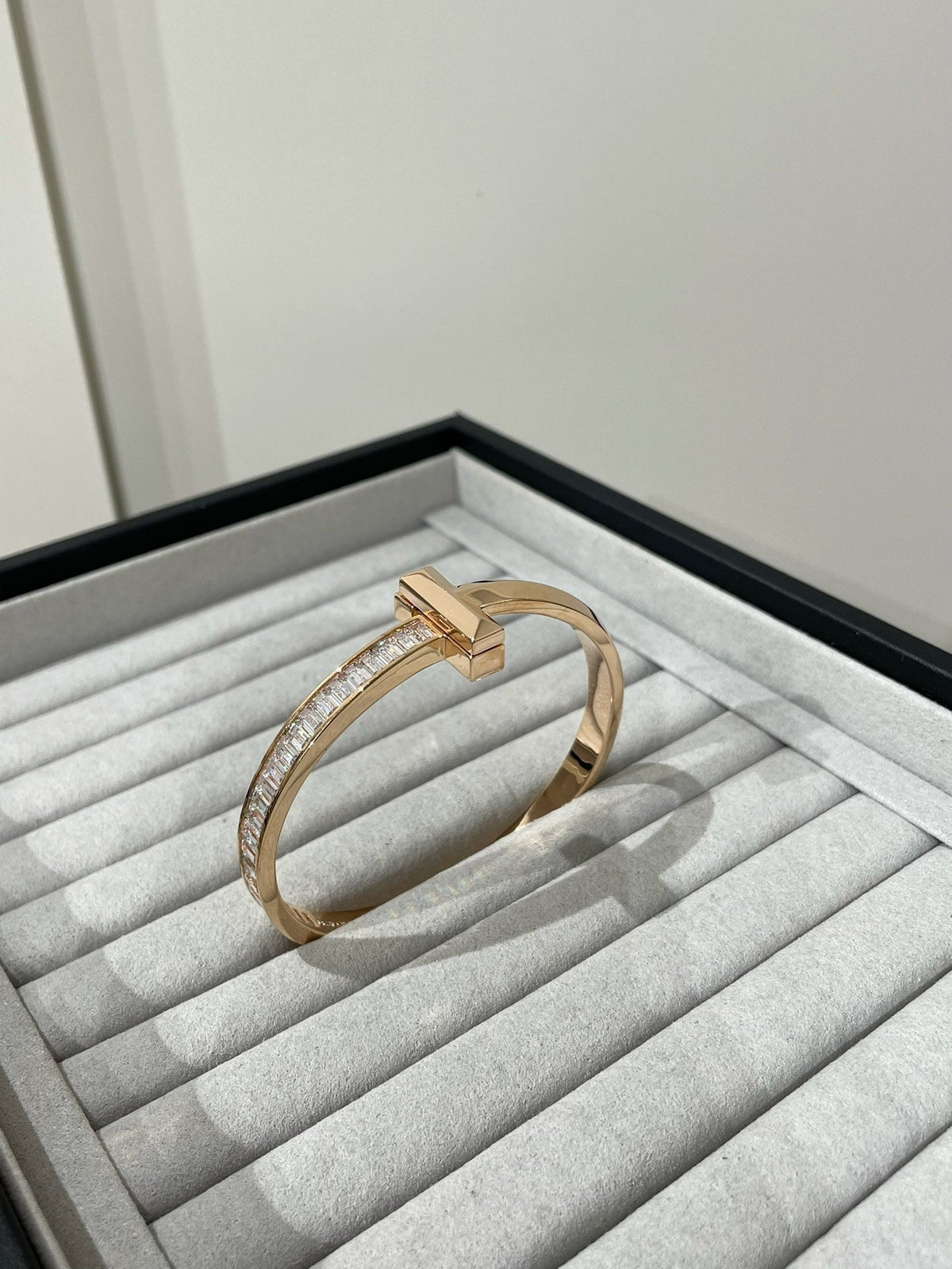 [Clover Jewelry]WIDE HINGED BANGLE PINK GOLD WITH BAGUETTE DIAMONDS