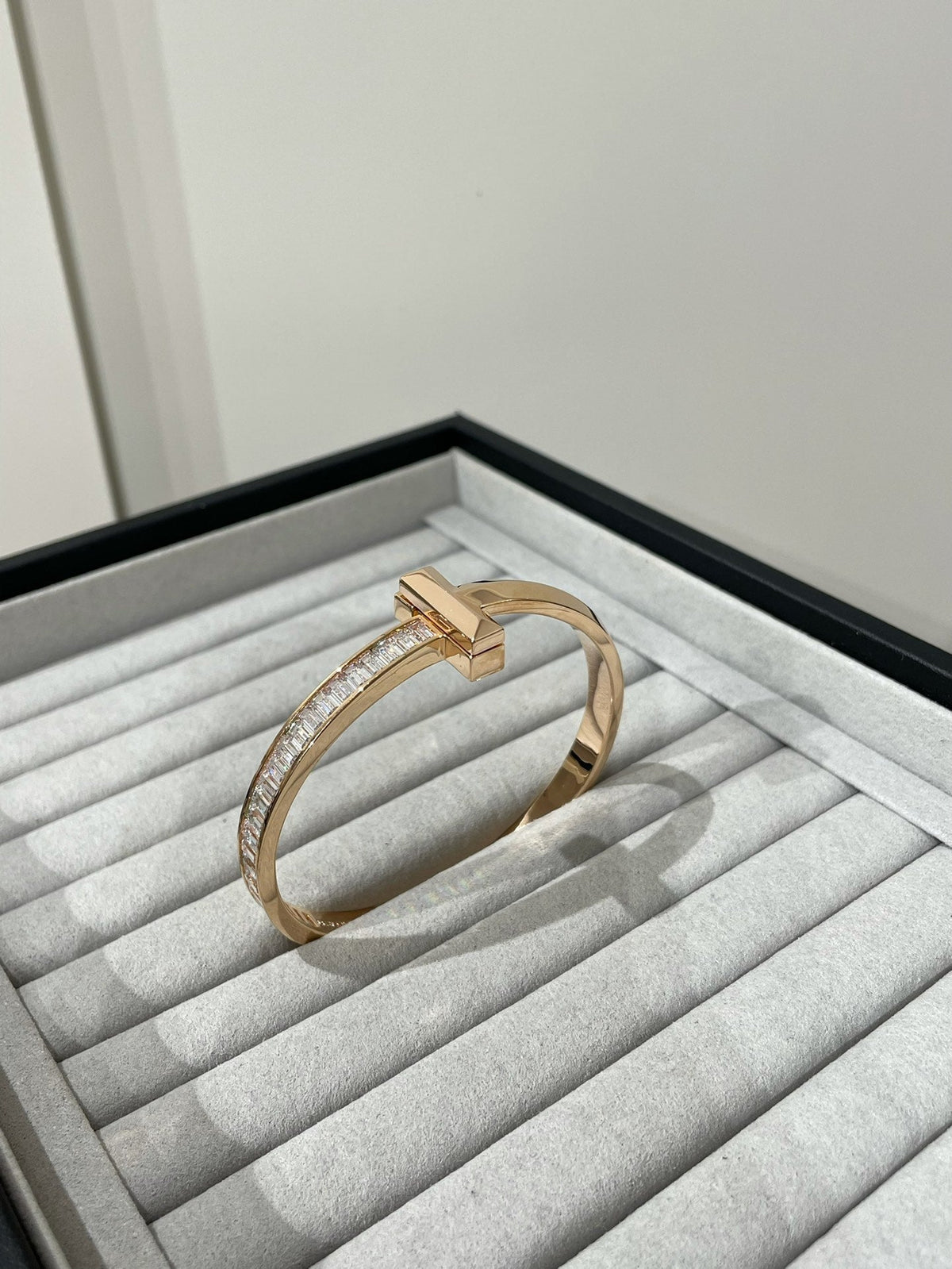 [Clover Jewelry]WIDE HINGED BANGLE PINK GOLD WITH BAGUETTE DIAMONDS