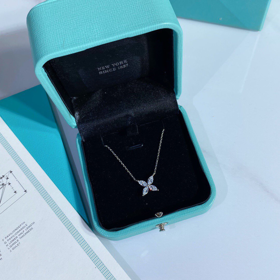 [Clover Jewelry]PLATINUM AND DIAMOND VICTORIA PENDANT NECKLACE