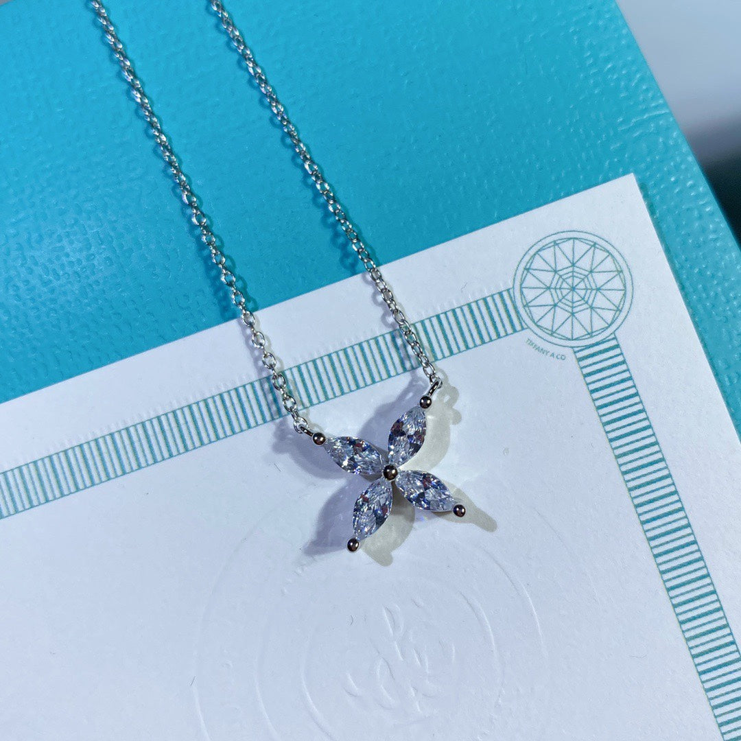 [Clover Jewelry]PLATINUM AND DIAMOND VICTORIA PENDANT NECKLACE