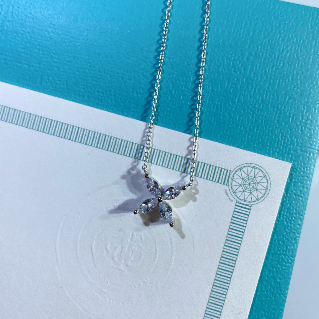 [Clover Jewelry]PLATINUM AND DIAMOND VICTORIA PENDANT NECKLACE