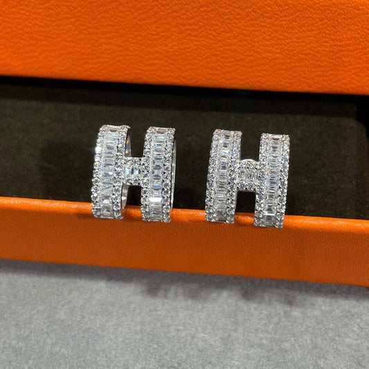 [⭐Clover Jewelry]H STUD EARRINGS WITH SILVER DIAMONDS
