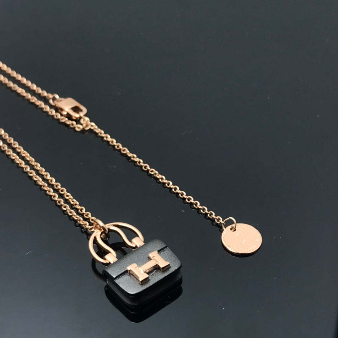 [⭐Clover Jewelry]WOMEN'S HM AMULETTES CONSTANCE PENDANT NECKLACE
