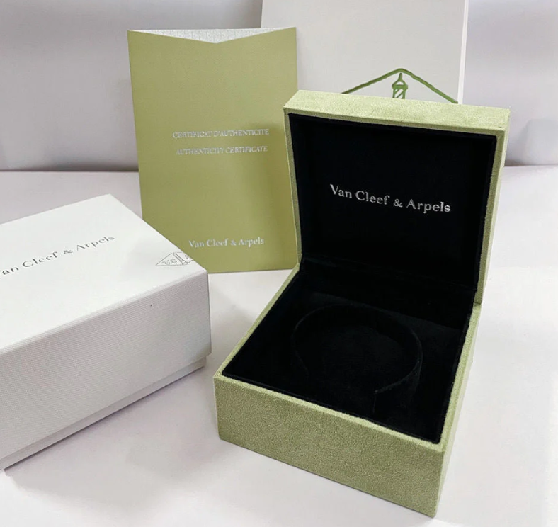 [⭐Clover Jewelry]CLOVER 15MM LASER NECKLACE AND BOX