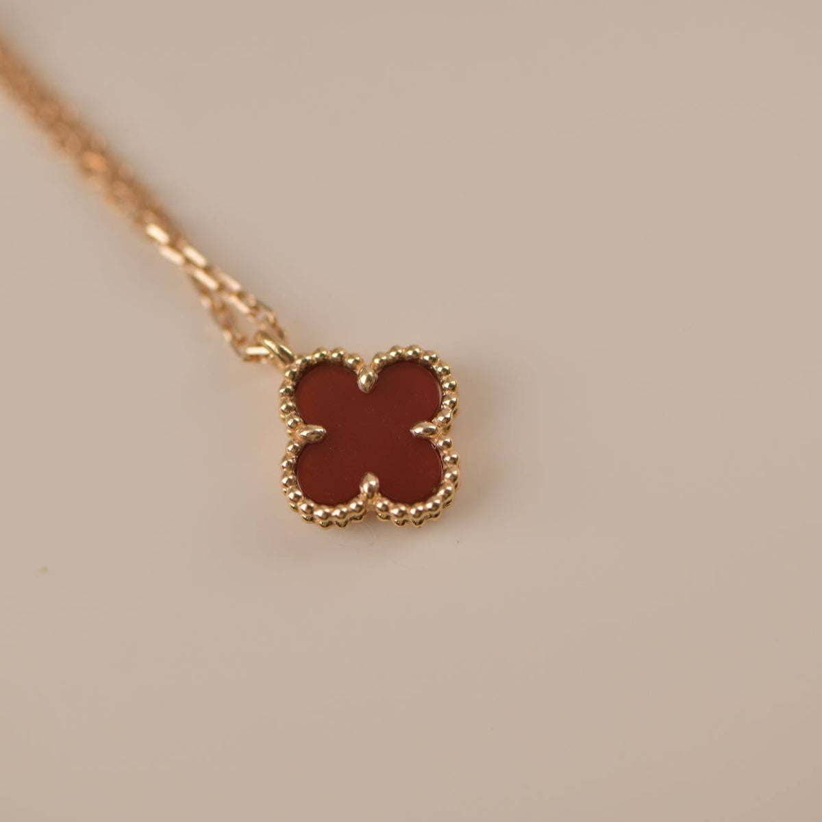 [⭐Clover Jewelry]CLOVER MINI 9.5MM WHITE CARNELIANS NECKLACE