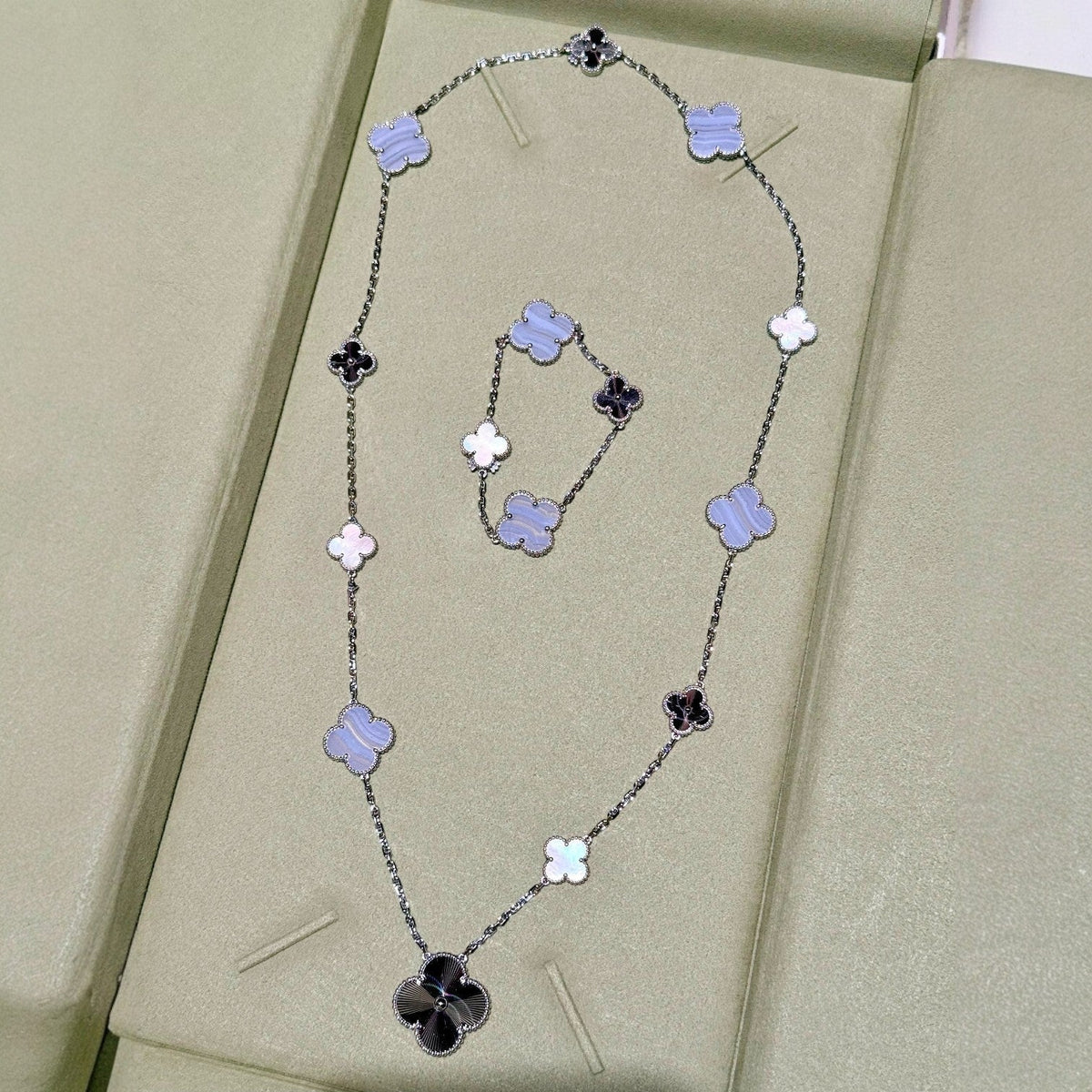 [⭐Clover Jewelry]DETACHABLE CLOVER 15(11+4) FLOWER SILVER NECKLACE SET